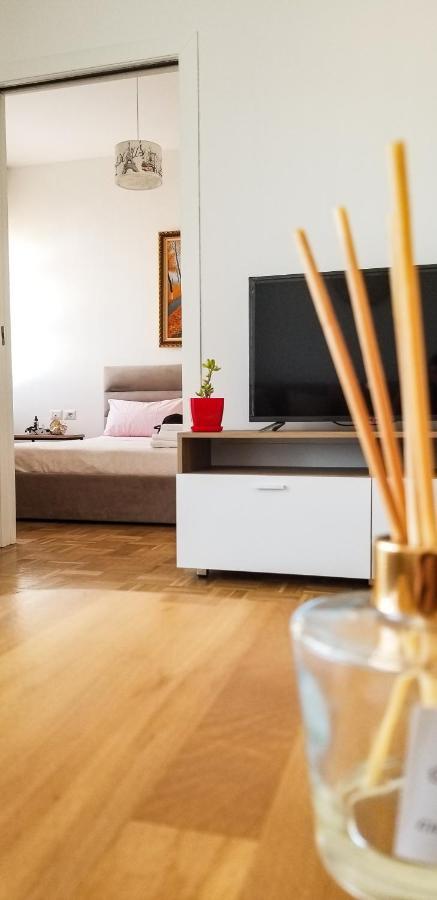 City Center Cute And Comfy Apartment - Ajia Apartments Τίρανα Εξωτερικό φωτογραφία